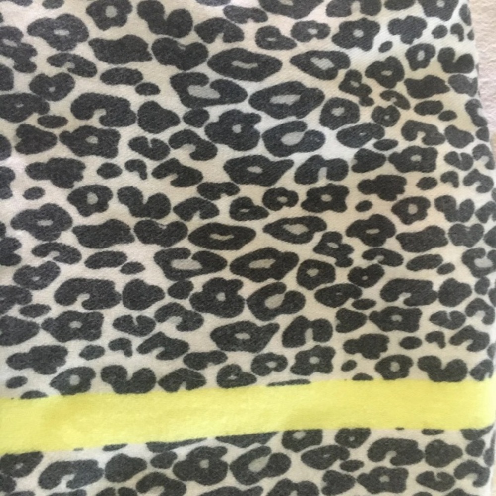 Pretty Leopard scarf. New!